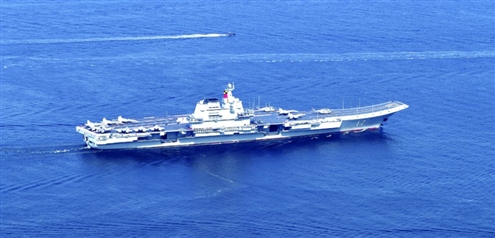 ●山东舰,舷号17,是我国首艘完全自主设计建造的常规动力航空母舰,2017年4月26日下水,2019年12月17日入列。山东舰的飞行甲板面积相当于2个标准足球场,高度达到20层楼左右,内部有3000多个舱室,是一座移动的“海上机场”,正常排水量6万余吨,能搭载数十架舰载战斗机、各型直升机。作为大国重器,山东舰持续加强练兵备战,多次赴远海执行实战化训练任务,联合作战能力得到持续提升。